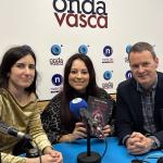 Andrea G. Quiroga junto a Iranzu Calvo y Txema Gutiérrez en los estudios de Onda Vasca