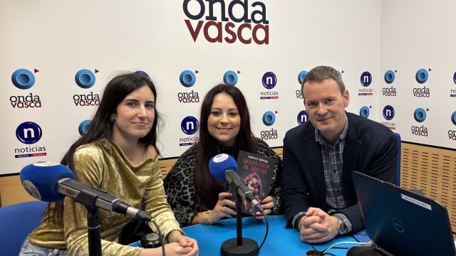 Andrea G. Quiroga junto a Iranzu Calvo y Txema Gutiérrez en los estudios de Onda Vasca