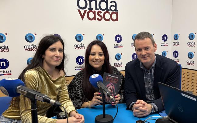Andrea G. Quiroga junto a Iranzu Calvo y Txema Gutiérrez en los estudios de Onda Vasca