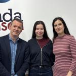 Zoe Igartiburu junto a Txema Gutiérrez e Iranzu Calvo en los estudios de Onda Vasca