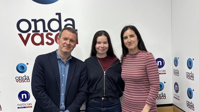 Zoe Igartiburu junto a Txema Gutiérrez e Iranzu Calvo en los estudios de Onda Vasca
