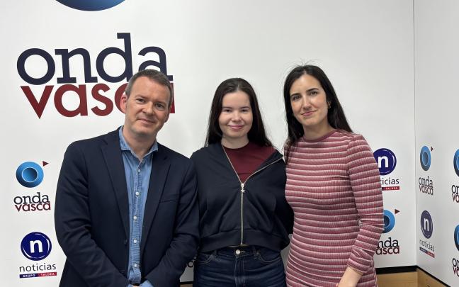 Zoe Igartiburu junto a Txema Gutiérrez e Iranzu Calvo en los estudios de Onda Vasca