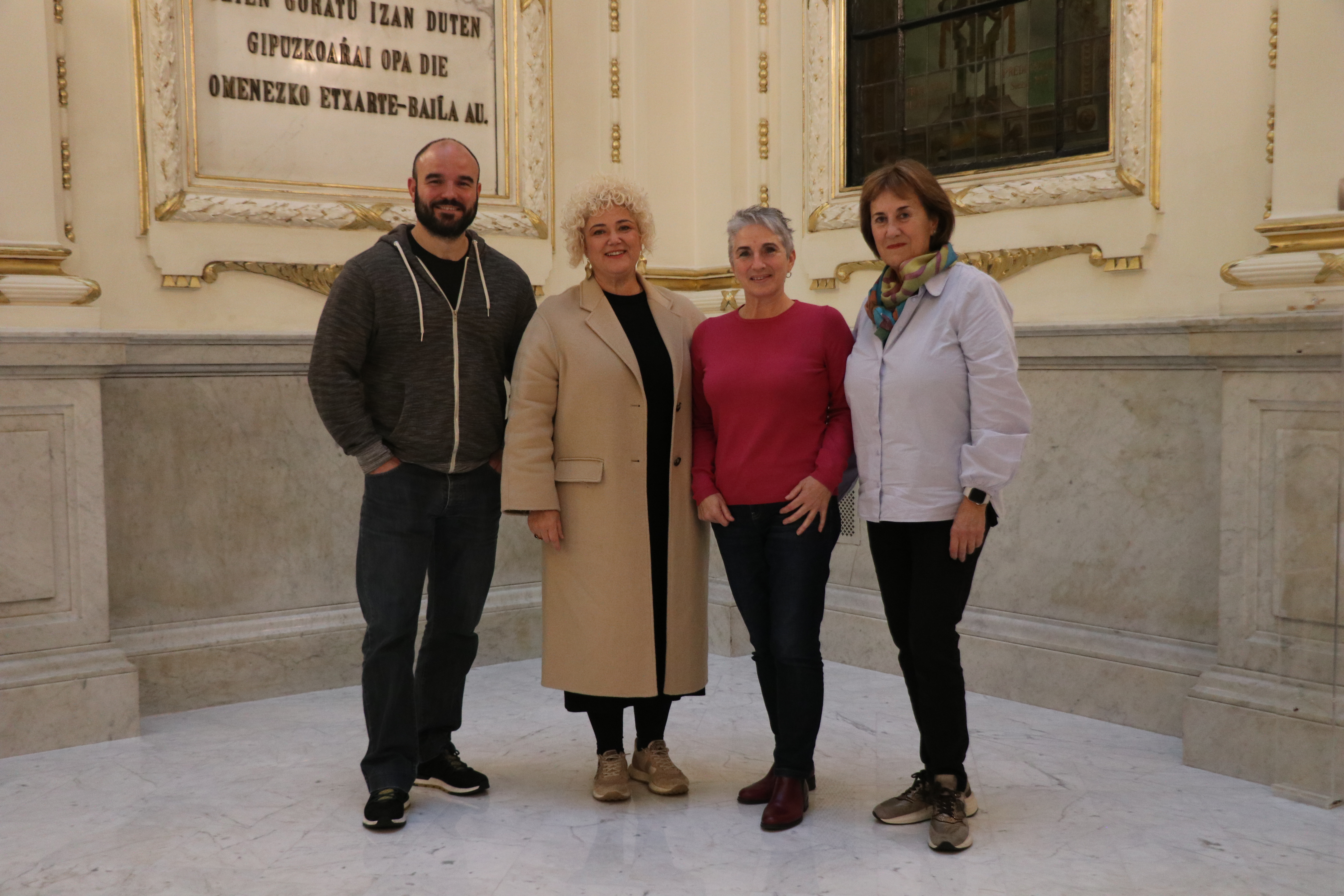 Maite Peña con responsables de Aspace Gipuzkoa