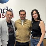 Guillermo Shelly junto a Txema Gutiérrez e Iranzu Calvo en los estudios de Onda Vasca