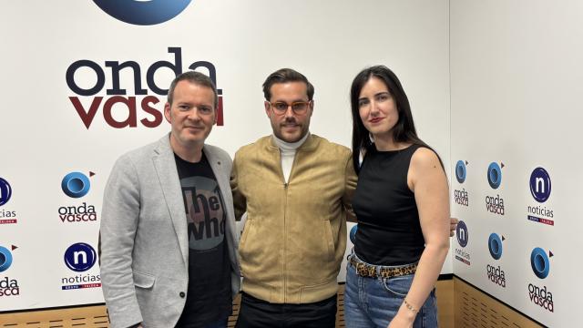 Guillermo Shelly junto a Txema Gutiérrez e Iranzu Calvo en los estudios de Onda Vasca