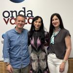 Lucía Lacarra junto a Txema Gutiérrez e Iranzu Calvo en los estudios de Onda Vasca