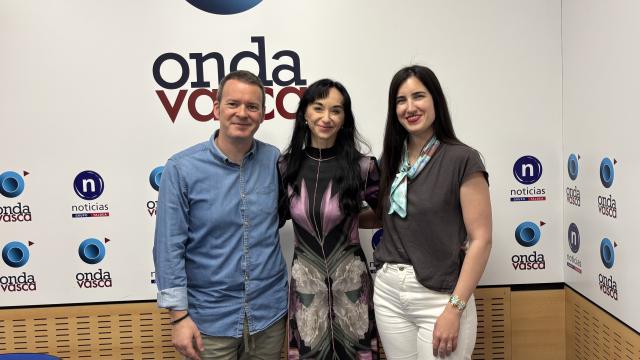 Lucía Lacarra junto a Txema Gutiérrez e Iranzu Calvo en los estudios de Onda Vasca