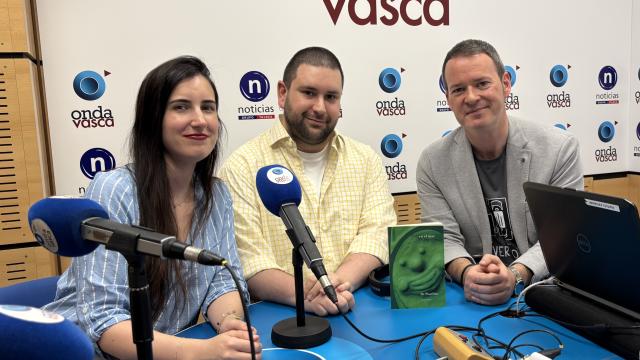 Aitor Artetxe junto a Iranzu Calvo y Txema Gutiérrez en los estudios de Onda Vasca