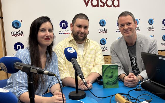 Aitor Artetxe junto a Iranzu Calvo y Txema Gutiérrez en los estudios de Onda Vasca