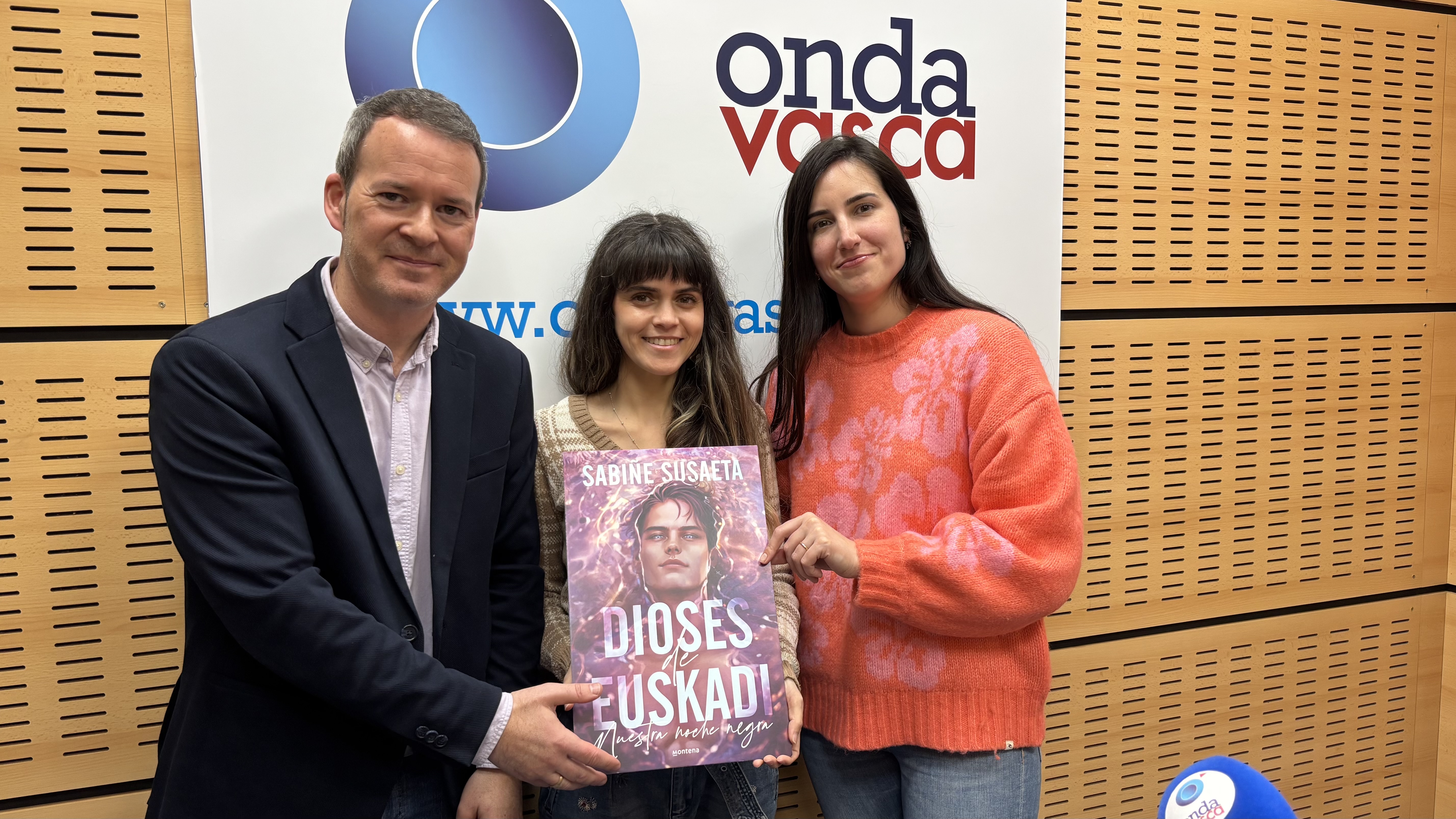 Sabiñe Susaeta junto a Txema Gutiérrez e Iranzu Calvo en los estudios de Onda Vasca