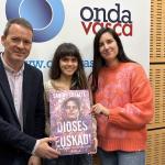 Sabiñe Susaeta junto a Txema Gutiérrez e Iranzu Calvo en los estudios de Onda Vasca