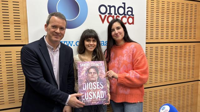 Sabiñe Susaeta junto a Txema Gutiérrez e Iranzu Calvo en los estudios de Onda Vasca