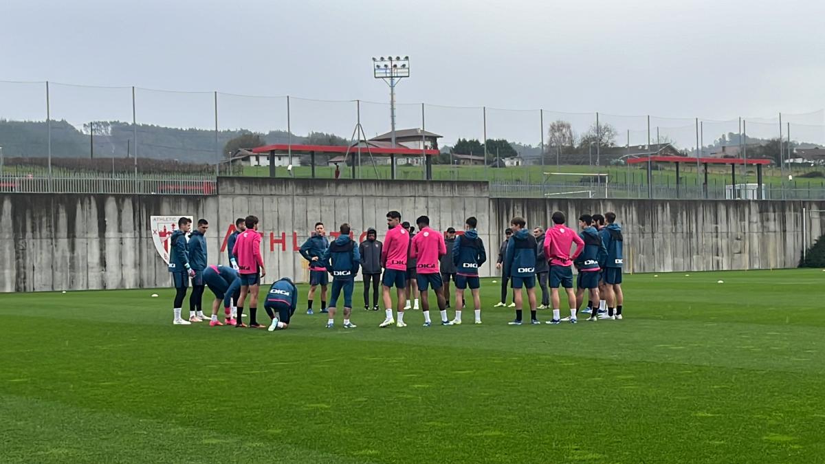Los jugadores del Athletic reciben las instrucciones de Ernesto Valverde