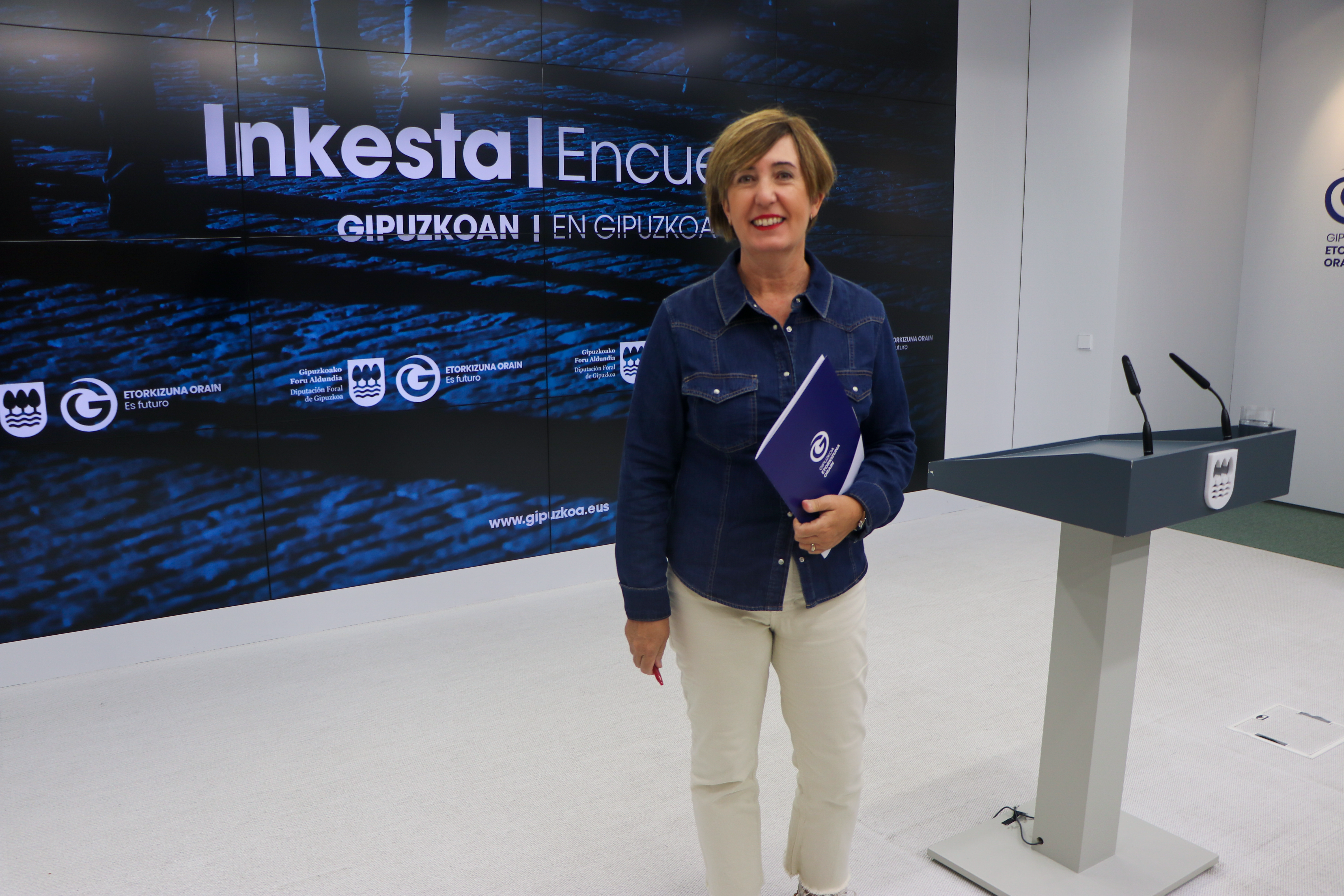 La portavoz foral Irune Berasaluze en la presentación del último sociómetro