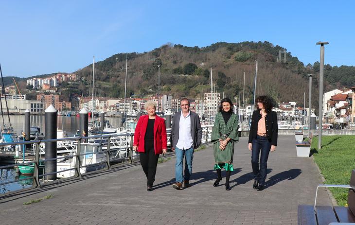 Maite Peña, Teo Alberro, Nerea Melgosa y Matxalen Legarreta, esta mañana, en Pasaia