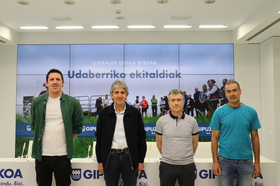 El diputado Xabier Arruti, junto a los tres alcaldes, en la presentación de esta mañana