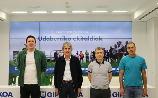 El diputado Xabier Arruti, junto a los tres alcaldes, en la presentación de esta mañana El diputado Xabier Arruti, junto a los tres alcaldes, en la presentación de esta mañana
