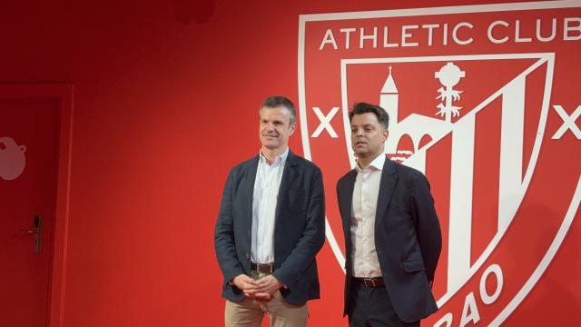 Jon Uriarte y Mikel González antes de comenzar la rueda de prensa