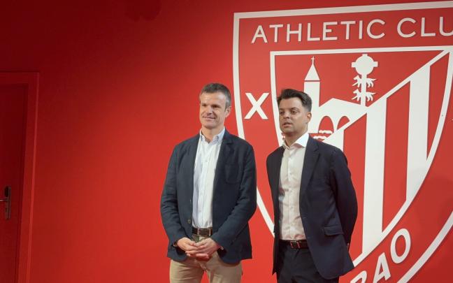 Jon Uriarte y Mikel González antes de comenzar la rueda de prensa