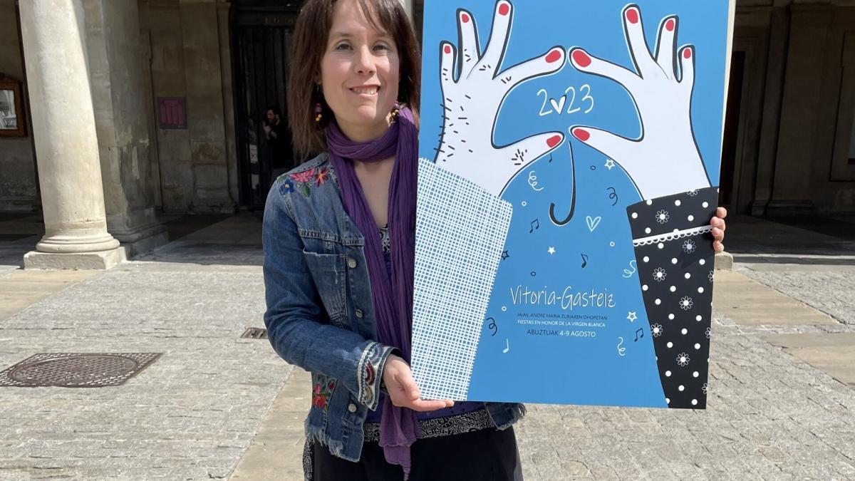 La ganadora posa con el cartel anunciador de las Fiestas de la Blanca. Foto: Ayuntamiento de Gasteiz