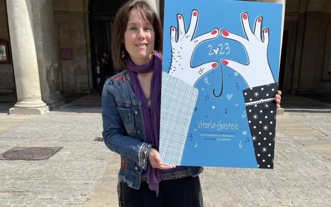 La ganadora posa con el cartel anunciador de las Fiestas de la Blanca. Foto: Ayuntamiento de Gasteiz La ganadora posa con el cartel anunciador de las Fiestas de la Blanca. Foto: Ayuntamiento de Gasteiz