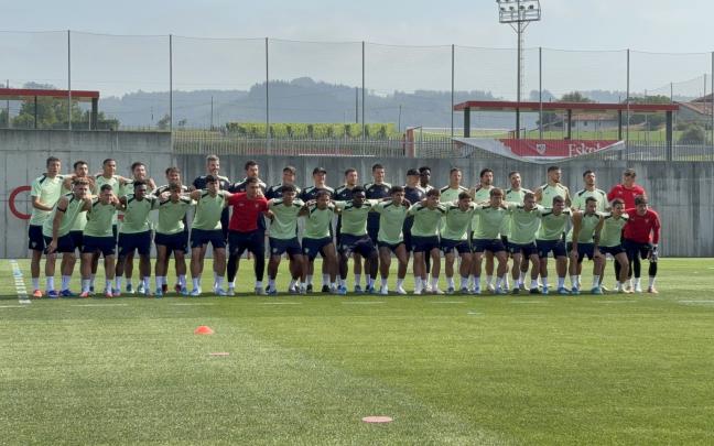 Foto de familia de la primera plantilla del Athletic / Imanol Vilella