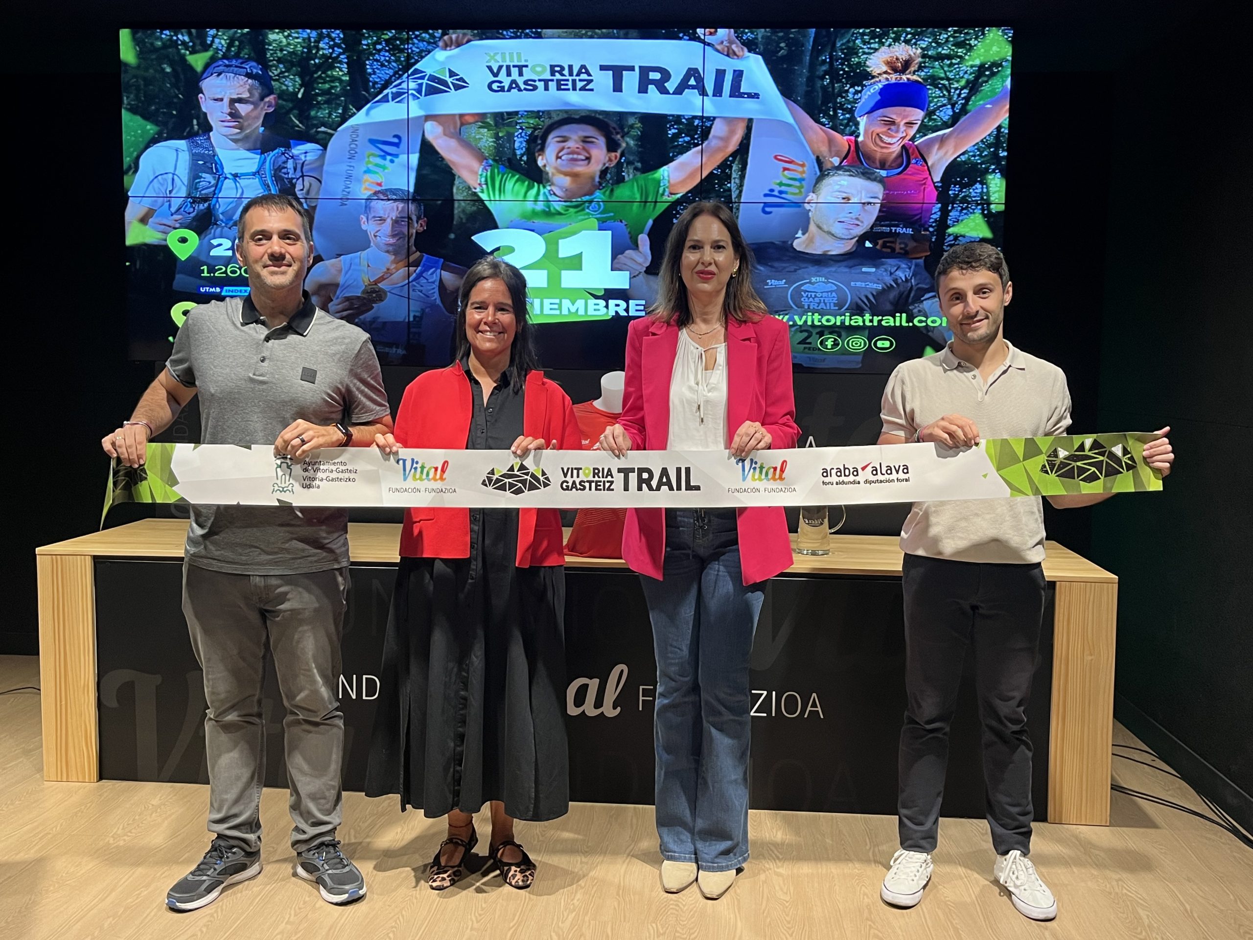 La concejala de Deporte y Salud, Ana López de Uralde, junto a la directora ejecutiva de las Fundaciones Vital, Ainhoa Pereita; el director de Ascentium, Aitor V. Morel; y el director de la carrera, Íñigo Martínez de Alegría. Foto: Ayuntamiento de Gasteiz