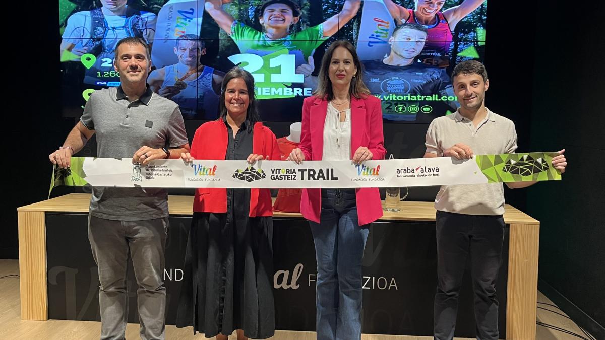 La concejala de Deporte y Salud, Ana López de Uralde, junto a la directora ejecutiva de las Fundaciones Vital, Ainhoa Pereita; el director de Ascentium, Aitor V. Morel; y el director de la carrera, Íñigo Martínez de Alegría. Foto: Ayuntamiento de Gasteiz