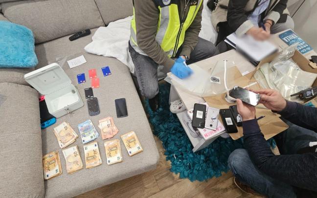 Dinero y material incautado por la Ertzaintza. DEPARTAMENTO DE SEGURIDAD