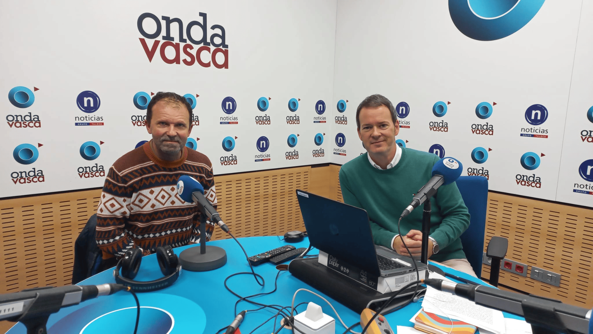 Iñaki Alonso con Txema Gutiérrez en los estudios de ONDA VASCA