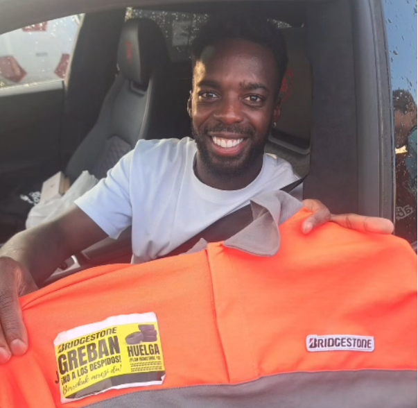 Iñaki Williams con la camiseta de un operario de Bridgestone. ONDA VASCA