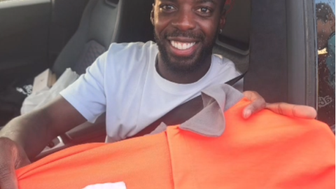 Iñaki Williams con la camiseta de un operario de Bridgestone. ONDA VASCA Iñaki Williams con la camiseta de un operario de Bridgestone. ONDA VASCA