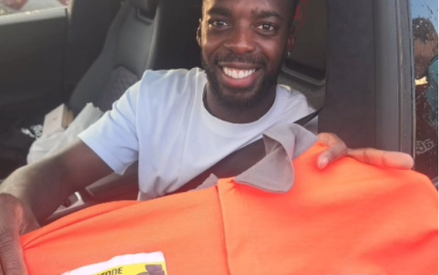 Iñaki Williams con la camiseta de un operario de Bridgestone. ONDA VASCA