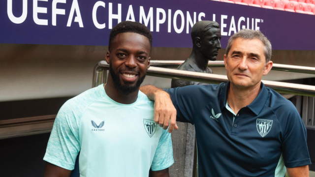 Iñaki Williams y Ernesto Valverde posando ante el busto de Pichichi en San Mamés. Foto: Athletic Club
