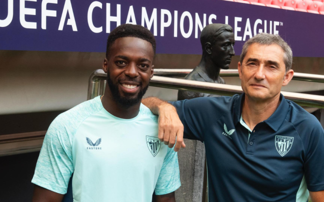 Iñaki Williams y Ernesto Valverde posando ante el busto de Pichichi en San Mamés. Foto: Athletic Club