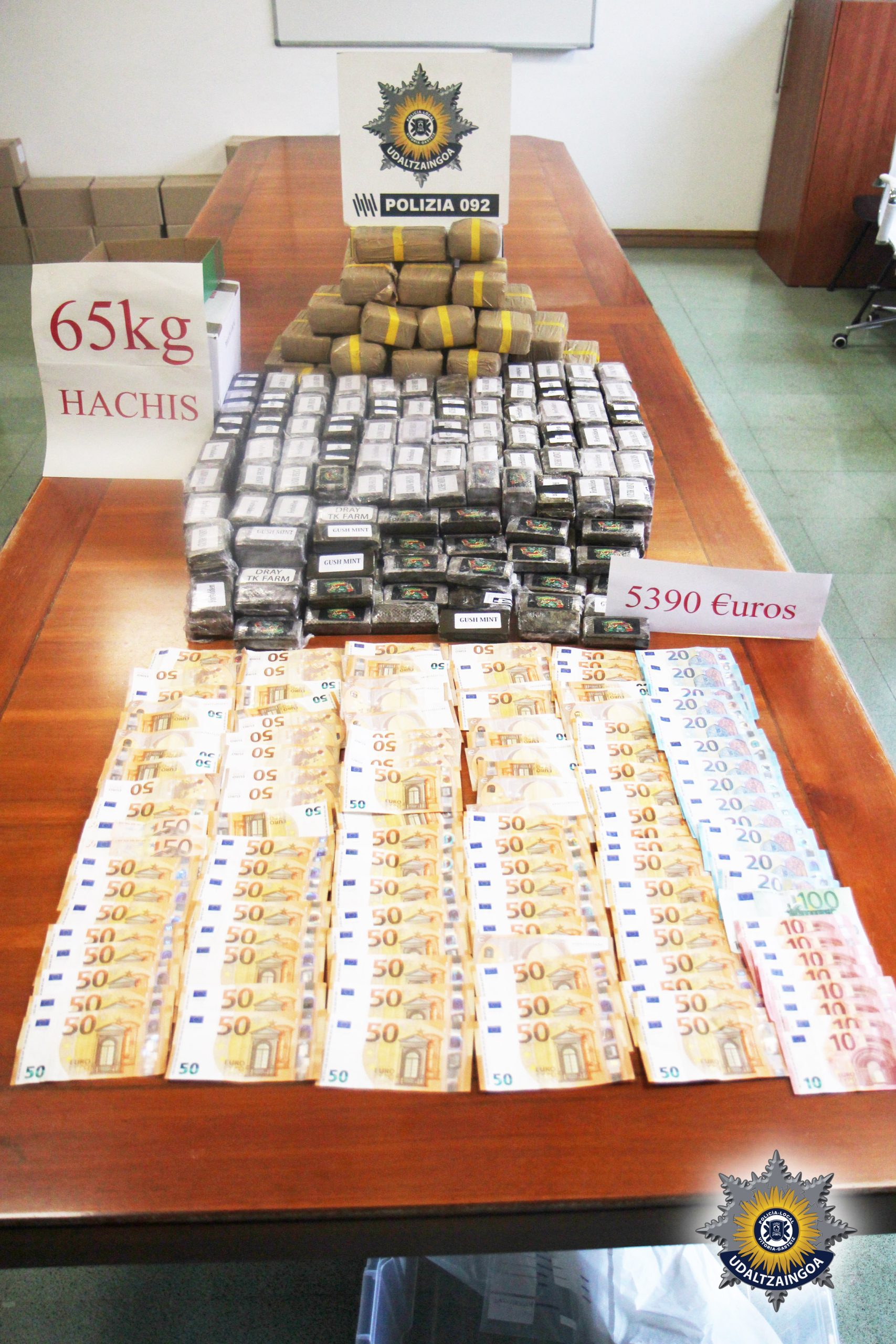Droga y dinero incautado en la operación. Foto: Ayuntamiento de Gasteiz
