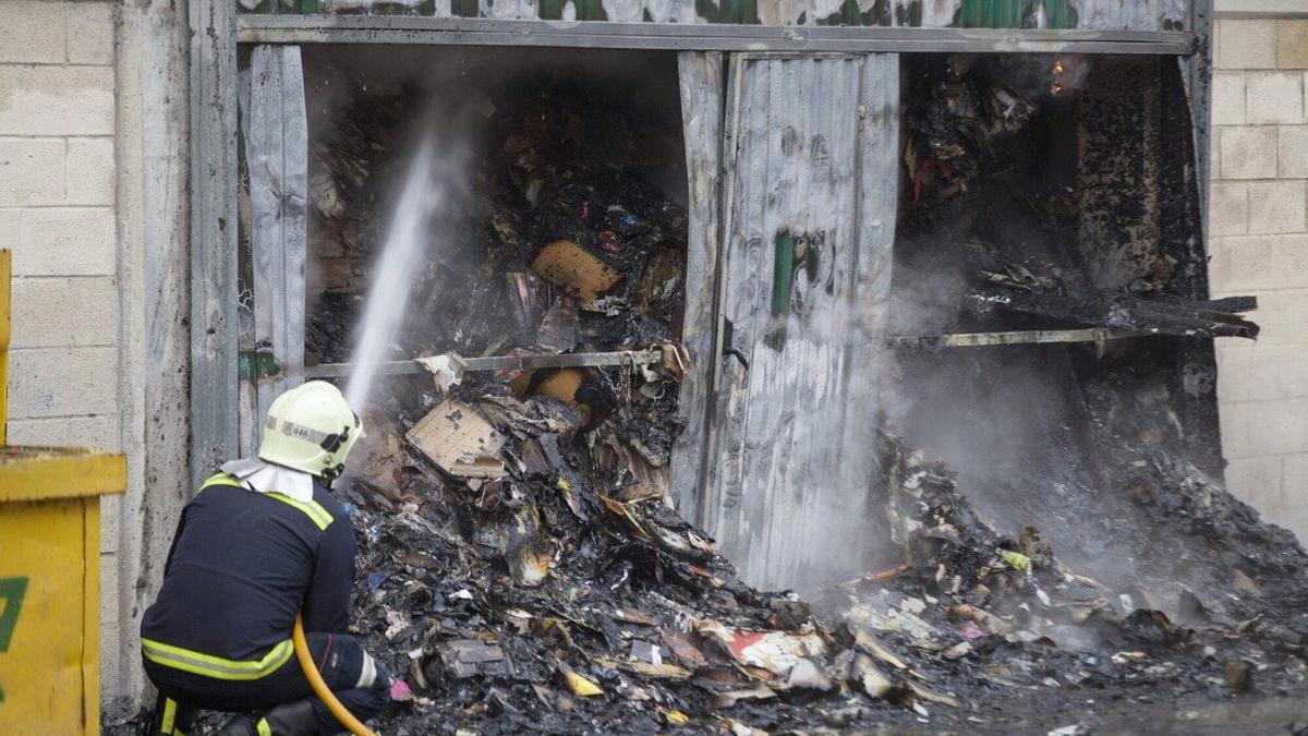 Un bombero de Vitoria durante una intervención en una imagen de archivo. David Aguilar