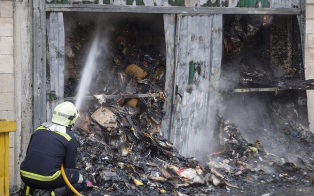 Un bombero de Vitoria durante una intervención en una imagen de archivo. David Aguilar