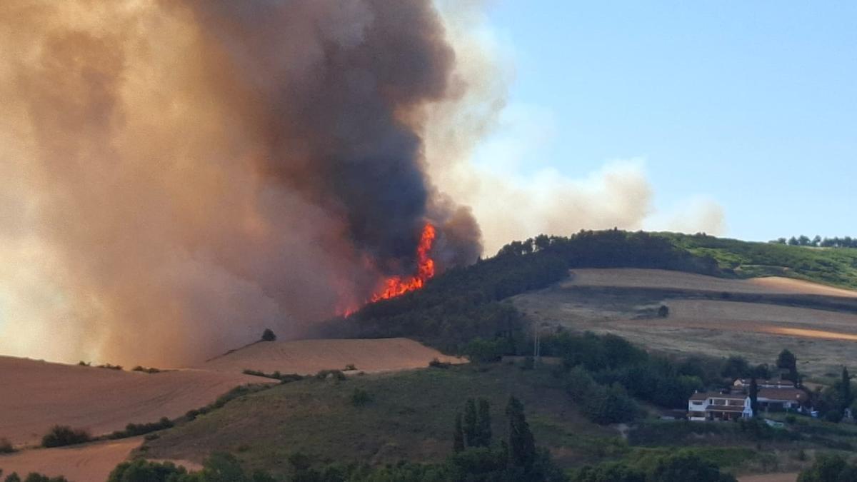 Imagen del incendio que ha obligado a desalojar tres viviendas en Gazólaz. Cedida