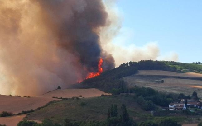 Imagen del incendio que ha obligado a desalojar tres viviendas en Gazólaz. Cedida