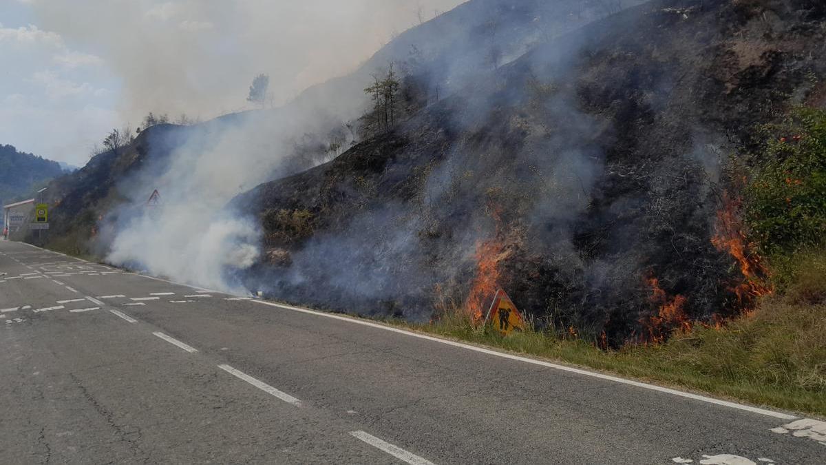 Cortada la A-2622 por un incendio cercano a Salinas de Añana Bomberos Forales de Álava