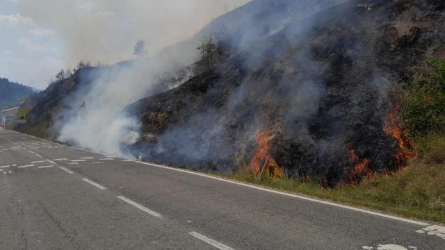 Cortada la A-2622 por un incendio cercano a Salinas de Añana Bomberos Forales de Álava
