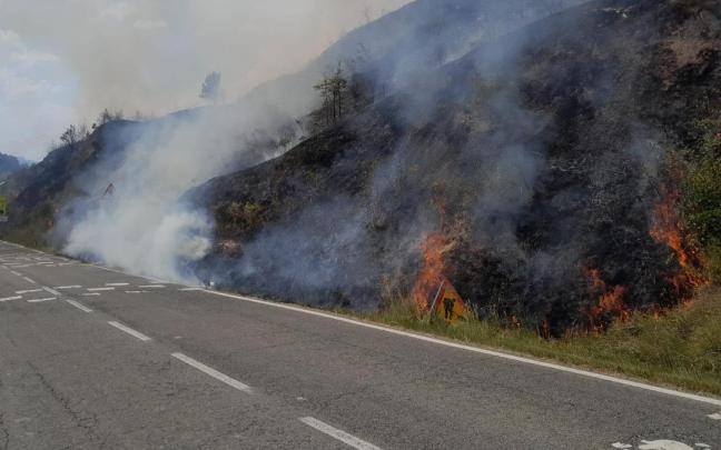 Cortada la A-2622 por un incendio cercano a Salinas de Añana Bomberos Forales de Álava