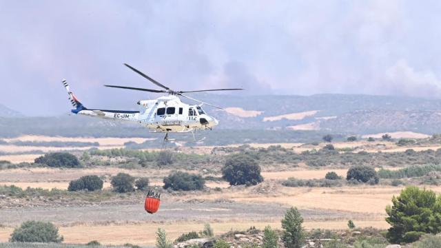 Un helicóptero contribuye en las labores de extinción del incendio en Cinco Villas, Zaragoza. Ramón Comet