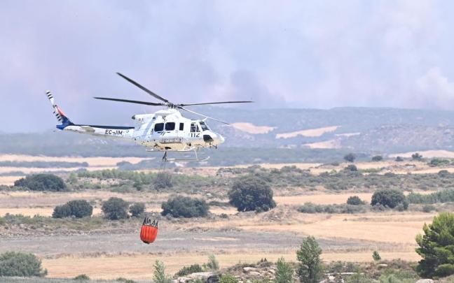 Un helicóptero contribuye en las labores de extinción del incendio en Cinco Villas, Zaragoza. Ramón Comet
