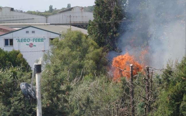 Incendio en unos matorrales de Erandio / Deia - Borja Guerrero 