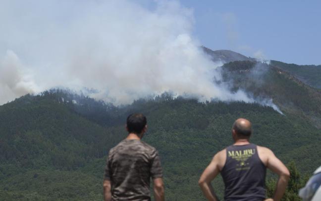 Imagen archivo: Incendio forestal en el monte Galarreta ADRIÁN RUIZ HIERRO