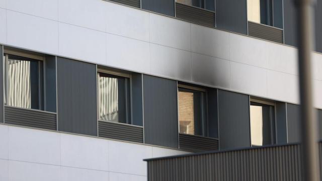 Exterior de la clínica Padre Menni de Pamplona, donde una mujer falleció el sábado en un grave incendio Unai Beroiz