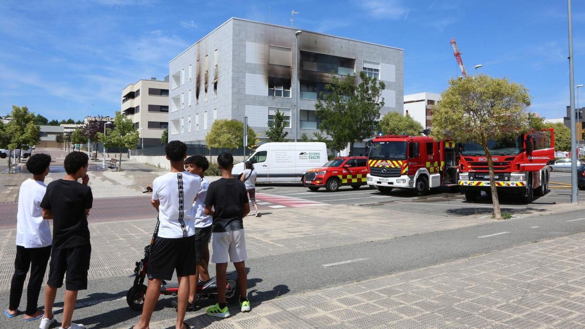 Fotos del incendio de un edificio en la Avenida de Belascoain en Ardoi (Zizur Mayor) Javier Bergasa