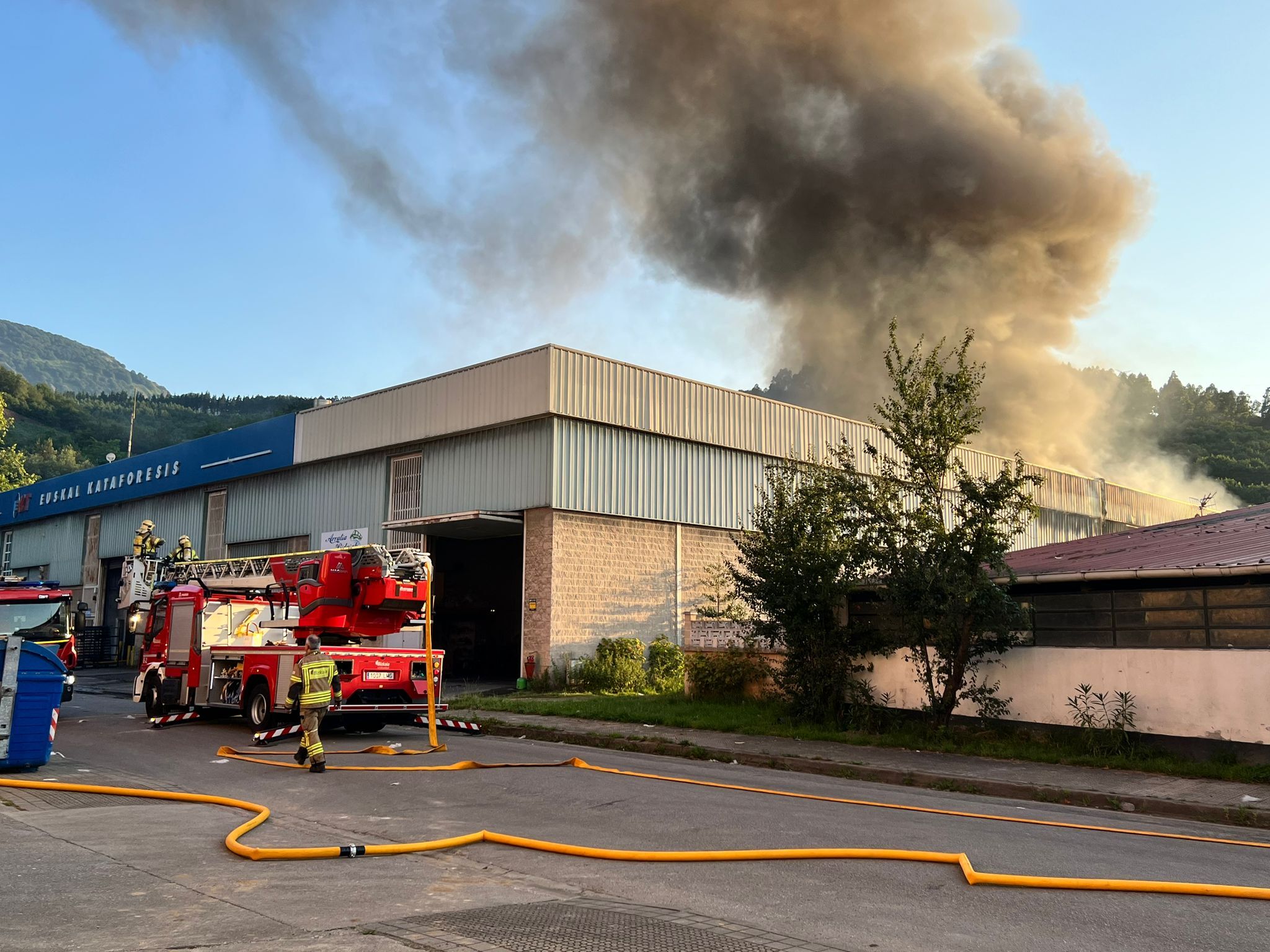 Los bomberos trabajando en la empresa de Iurreta. BOMBEROS IURRETA